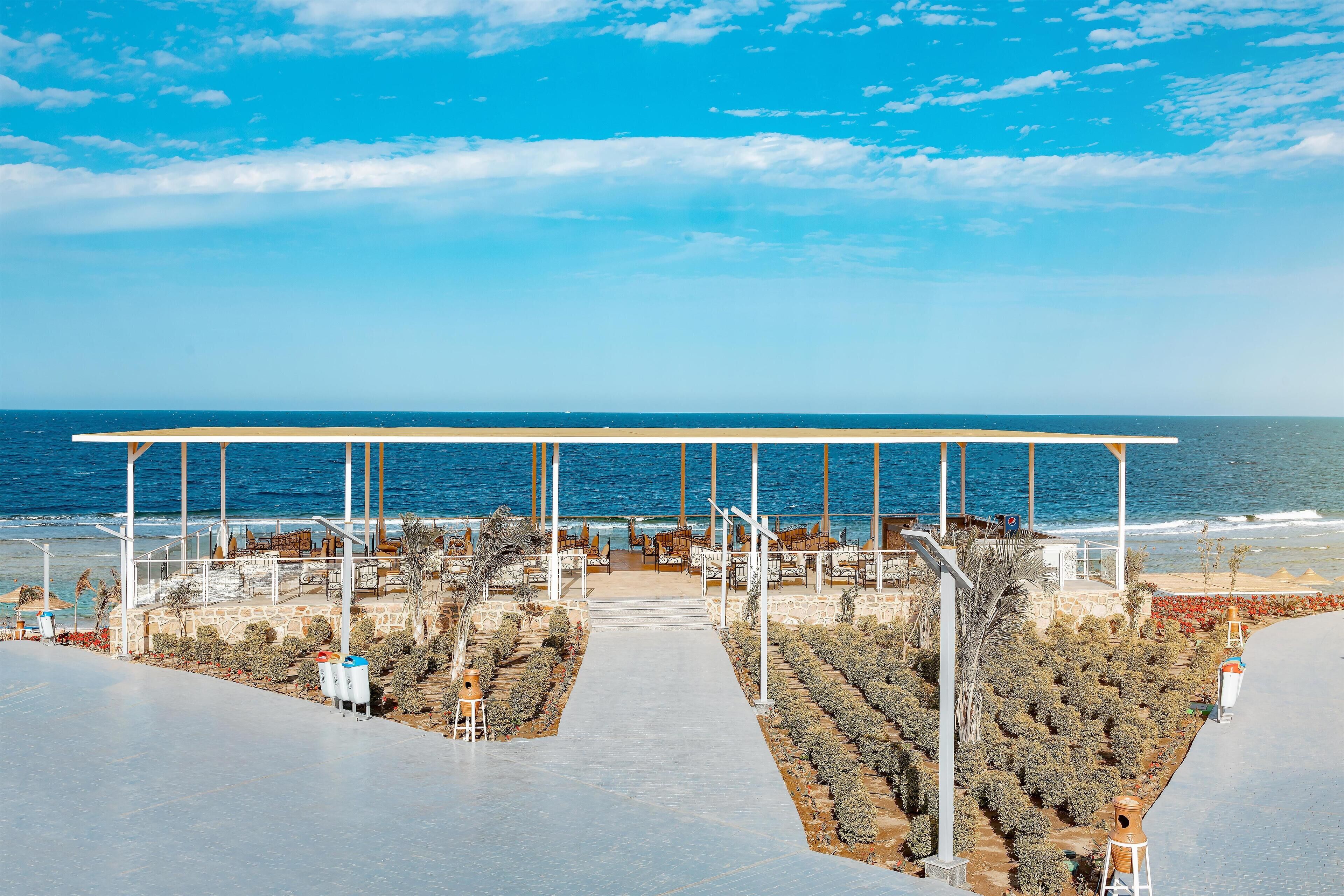 5 bars/lounges, 3 swim-up bars, 3 beach bars