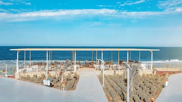 5 bars/lounges, 3 swim-up bars, 3 beach bars