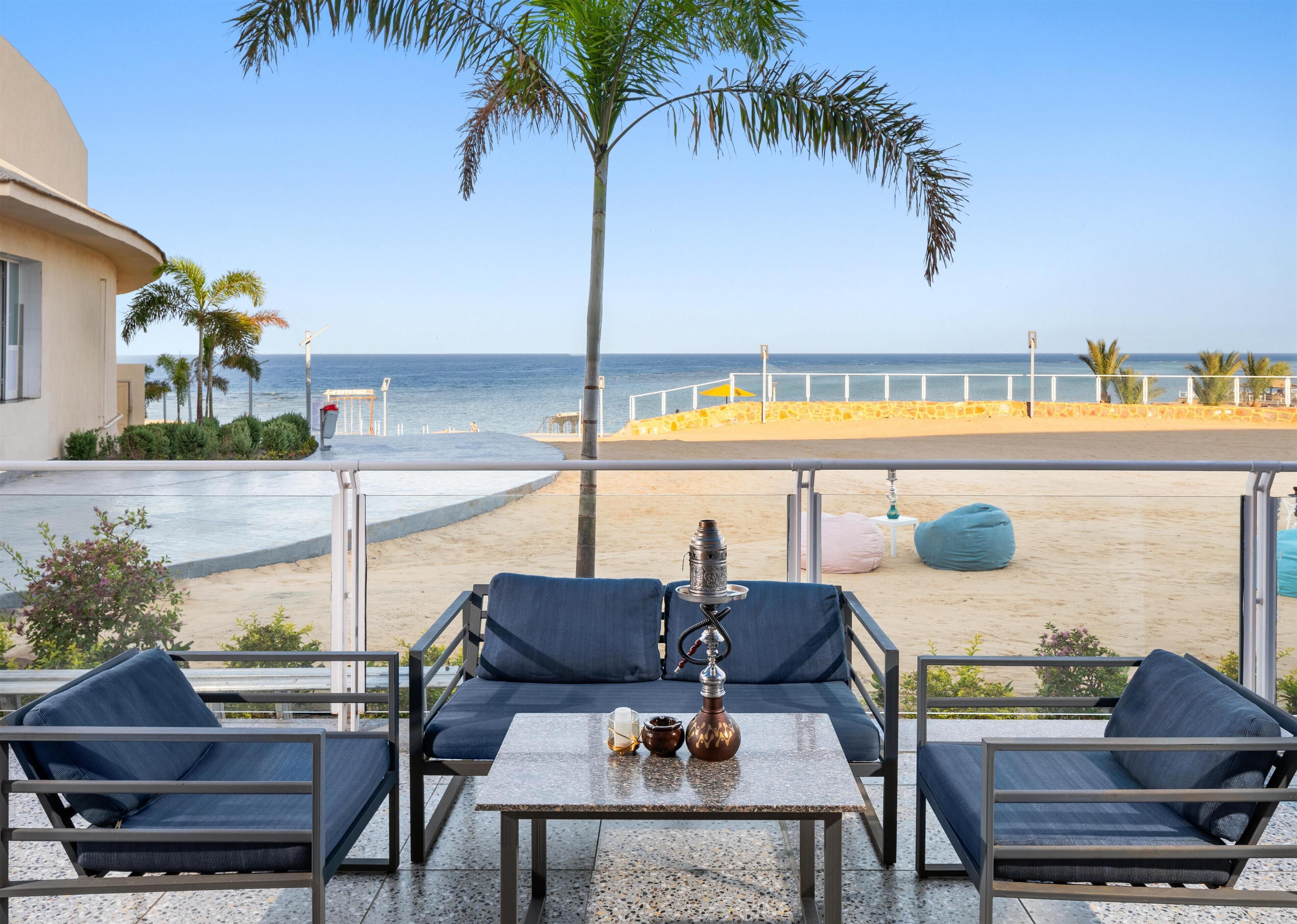 5 bares, 3 bares en la piscina y 3 bares en la playa