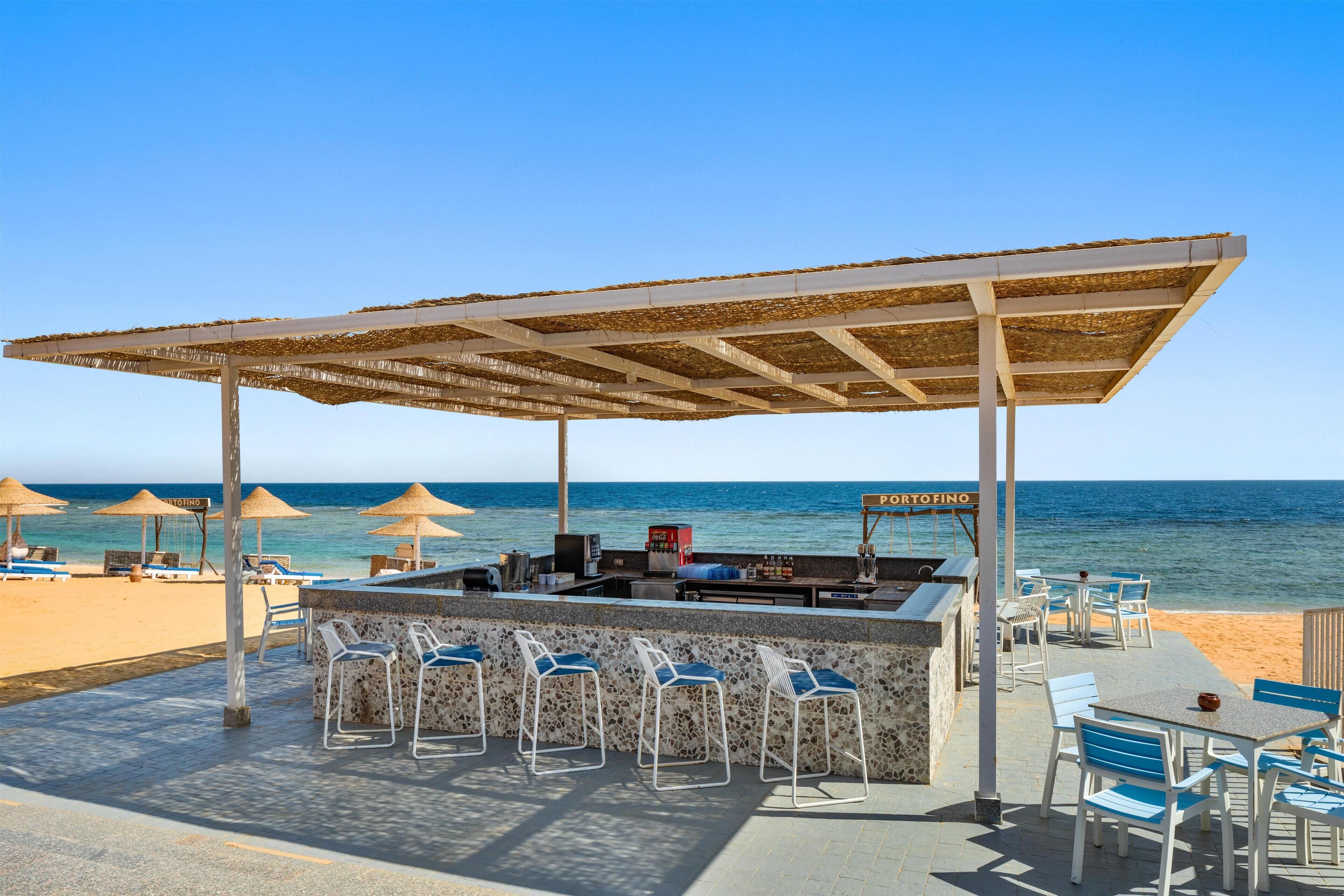 5 bars, 3 bars en milieu de piscine, 3 bars de plage