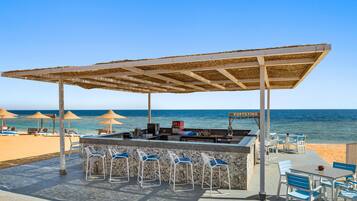 5 bars, 3 bars en milieu de piscine, 3 bars de plage
