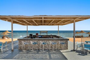 5 bars, 3 bars en milieu de piscine, 3 bars de plage