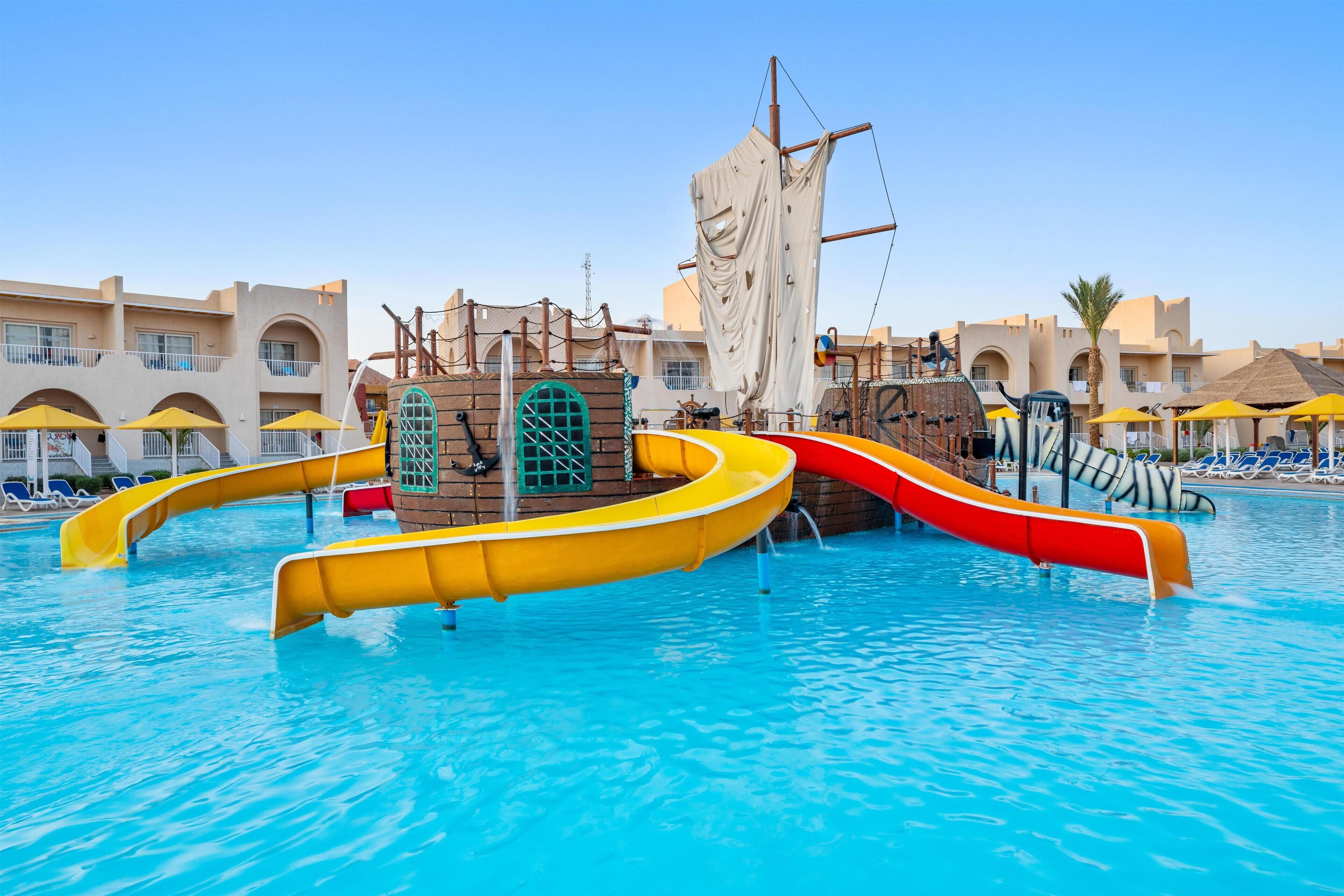 12 piscines extérieures, parasols de plage, chaises longues