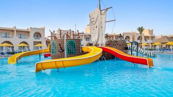 12 piscines extérieures, parasols de plage, chaises longues
