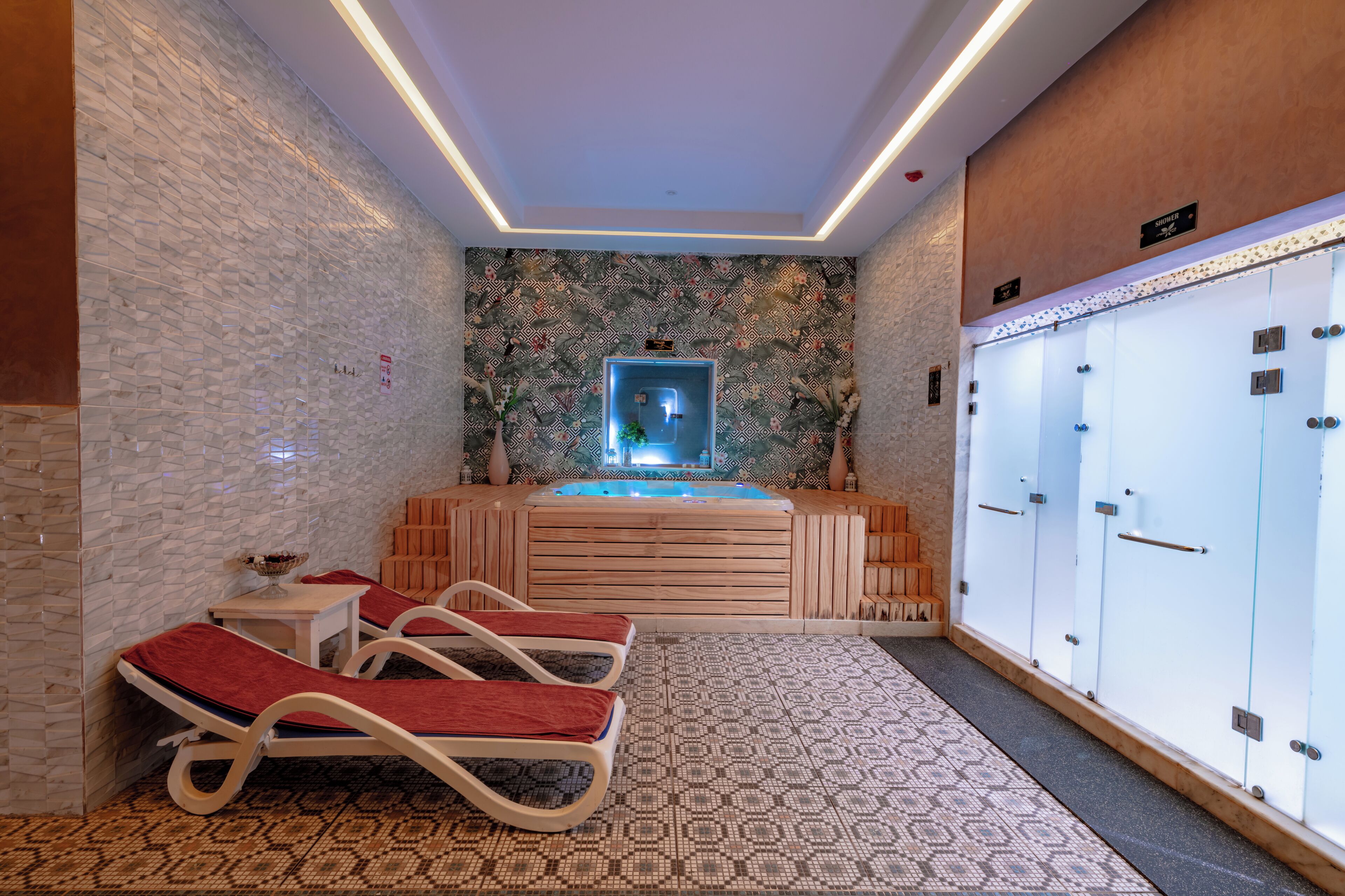 Salas de tratamiento para parejas, una bañera de hidromasaje