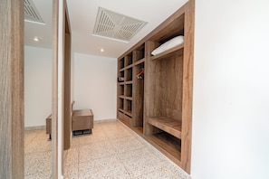 Bungalow, vistas a la playa | 1 dormitorio, ropa de cama de alta calidad, minibar y caja fuerte