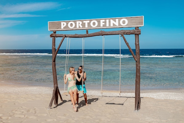 Ubicación a pie de playa y arena blanca