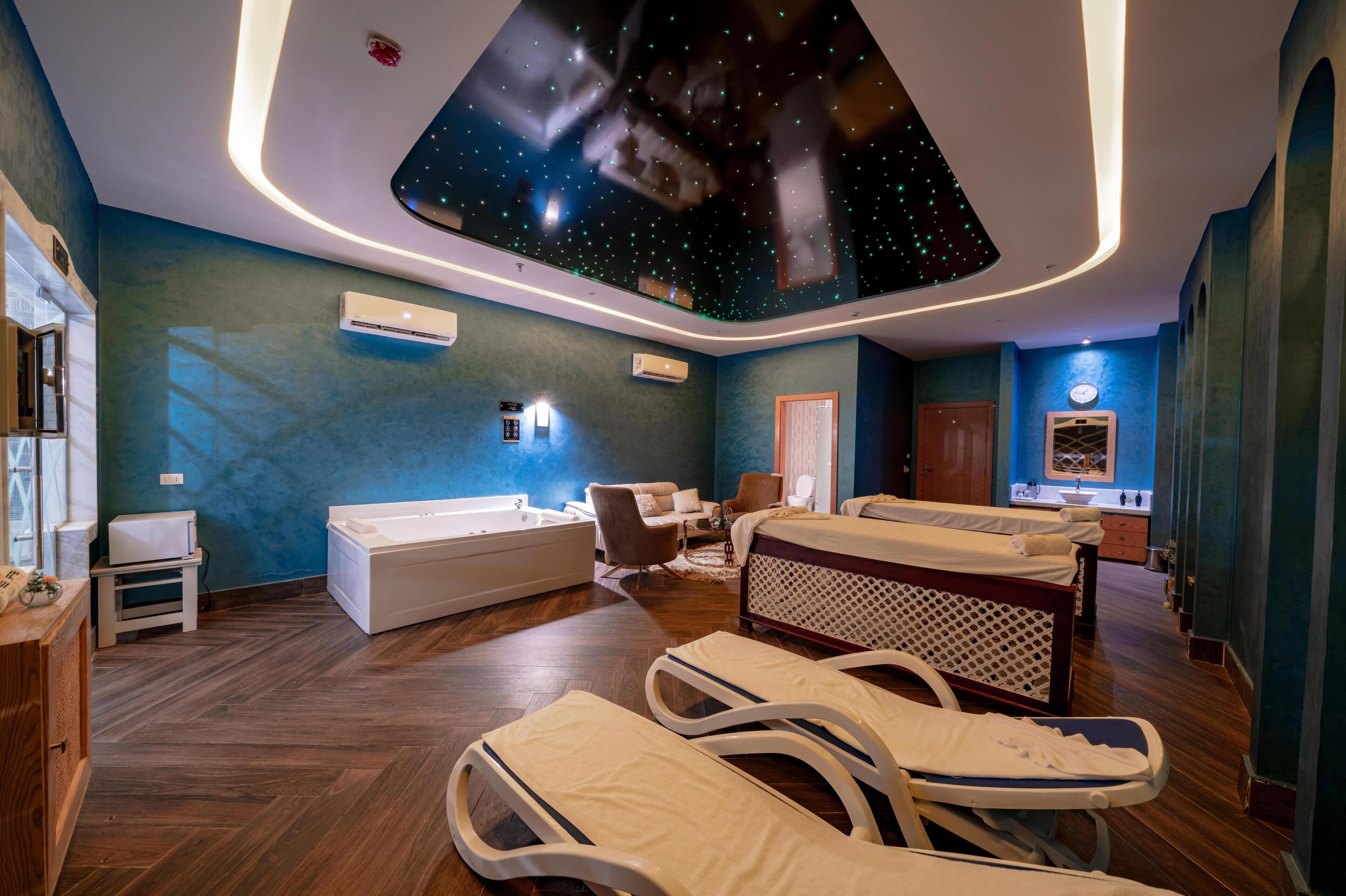 Salas para tratamentos a dois, banheira de hidromassagem