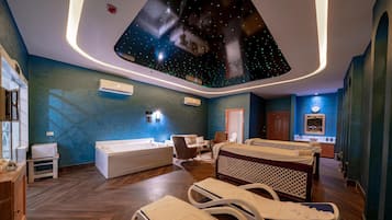 Salas de tratamiento para parejas, una bañera de hidromasaje