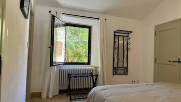 1 slaapkamer, een strijkplank/strijkijzer, reisbedje, internet