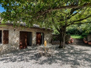 Outdoor dining - Ermitage Saint-quinis, Le Levant, Logde Eco-onde en Pleine Nature (Vaison-la-Romaine)