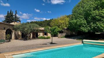 Een buitenzwembad, een verwarmd zwembad