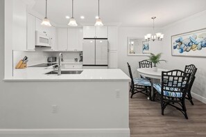 ثلاجة، ميكروويف، فرن، موقد طهي مسطح