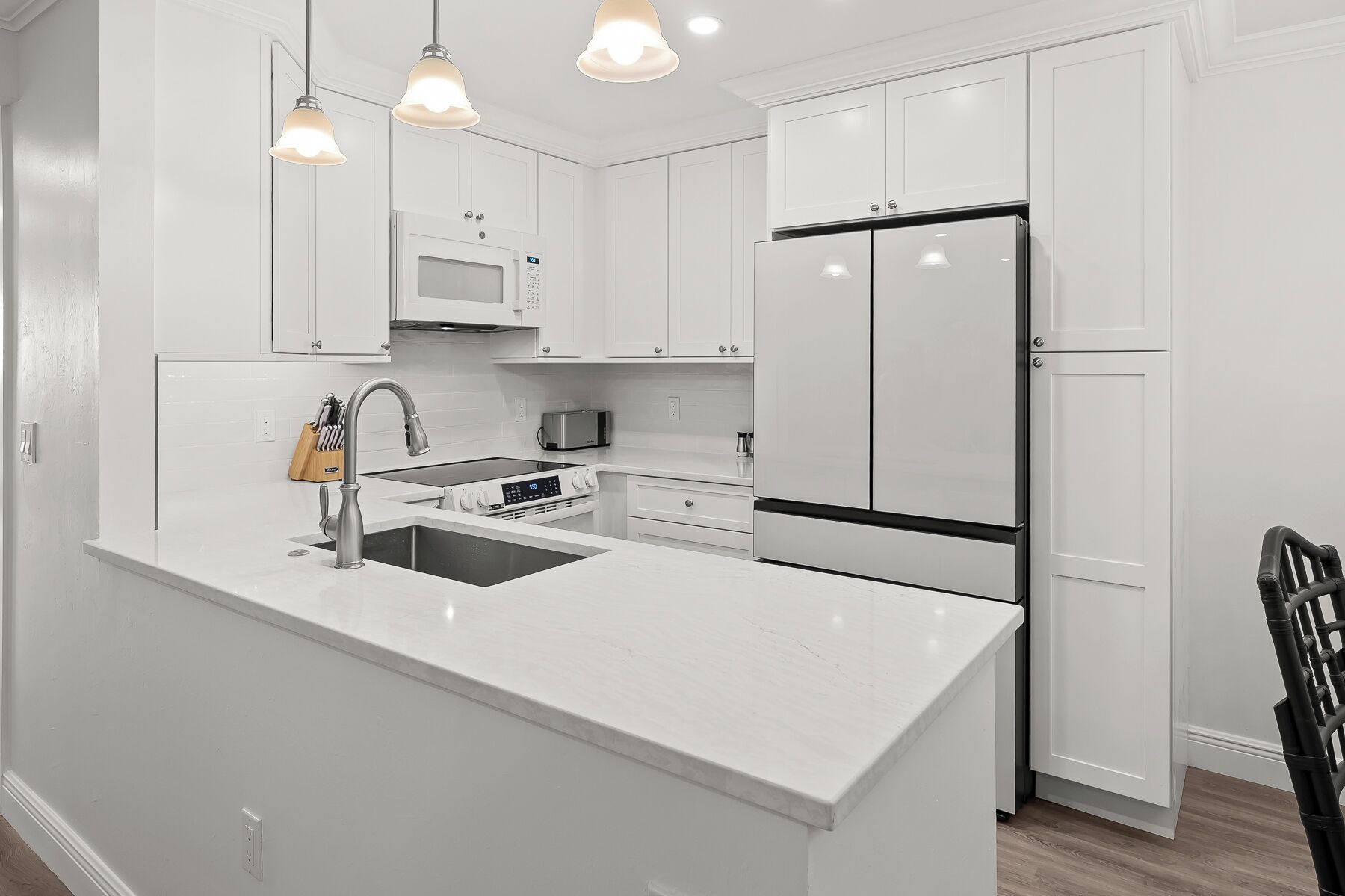 ثلاجة، ميكروويف، فرن، موقد طهي مسطح