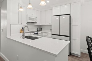 ثلاجة، ميكروويف، فرن، موقد طهي مسطح