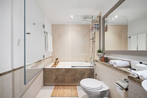 Hair dryer, towels - South Ridge retreat with Burj Khalifa view (Dubai)