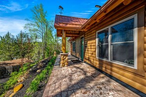 Exterior - Twiggs Hideaway: 3 Mins to Gatlinburg* Hot Tub + Fireplace*Arcade Games (Gatlinburg)