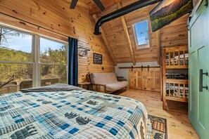 2 bedrooms, desk, free WiFi, bed sheets - Twiggs Hideaway: 3 Mins to Gatlinburg* Hot Tub + Fireplace*Arcade Games (Gatlinburg)