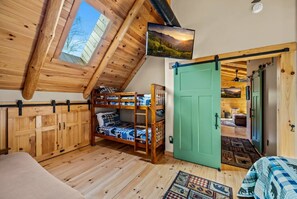 2 bedrooms, desk, free WiFi, bed sheets - Twiggs Hideaway: 3 Mins to Gatlinburg* Hot Tub + Fireplace*Arcade Games (Gatlinburg)