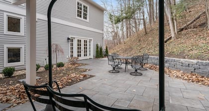 Lake. Trails. Ski. Repeat. - Cozy Condo Between Petoskey & Harbor Springs