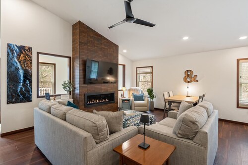 Lake. Trails. Ski. Repeat. - Cozy Condo Between Petoskey & Harbor Springs