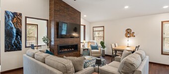 Lake. Trails. Ski. Repeat. - Cozy Condo Between Petoskey & Harbor Springs