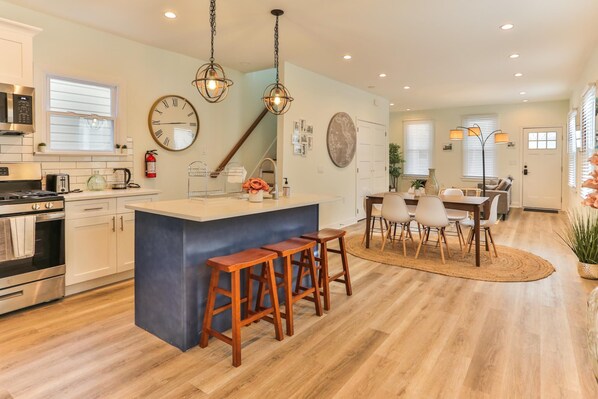 Fridge, microwave, oven, stovetop - Bright and cozy 4 bdrm 2 bath home in quite area of Atlantic City. Pet Friendly! (Atlantic City)