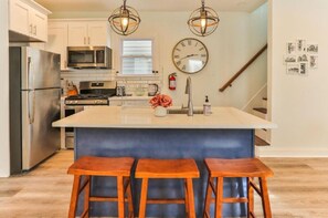 Fridge, microwave, oven, stovetop - Bright and cozy 4 bdrm 2 bath home in quite area of Atlantic City. Pet Friendly! (Atlantic City)