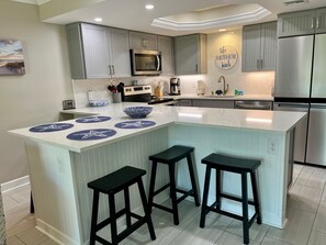 Kjøleskap, mikrobølgeovn, ovn og kokeplater