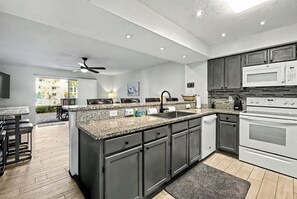 Kjøleskap, mikrobølgeovn, ovn og kokeplater