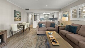 Ein modernes Wohnzimmer mit einer Couch, einem Couchtisch und einem Essbereich.