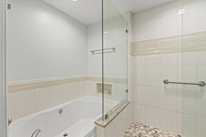 Shower, towels - Tasteful Decor and Comfort Throughout. Easy Stroll To Beach and Restaurants! (Saint Augustine)