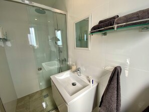 Douche, serviettes fournies, savon, shampoing