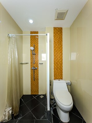 Douche, sèche-cheveux, serviettes fournies, savon