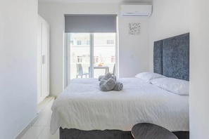 3 bedrooms, desk, iron/ironing board, travel crib