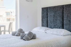 3 soverom, skrivebord, strykejern/-brett og reiseseng for barn