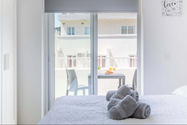 3 habitaciones, escritorio y tabla de planchar con plancha 