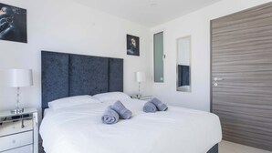 3 soverom, skrivebord, strykejern/-brett og reiseseng for barn