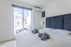 3 bedrooms, desk, iron/ironing board, travel cot - Terrace & Sea Views - Saint Julian's Spacious 3BR (Saint Julian's)