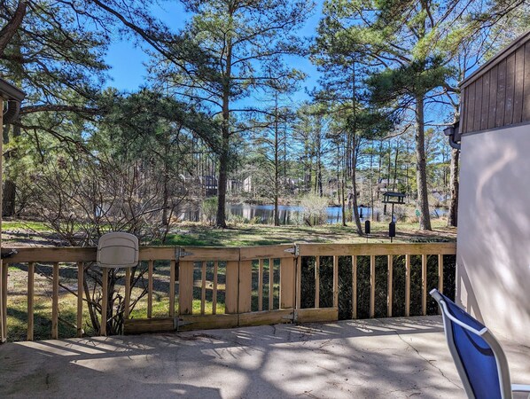 Property grounds - Charming 2BR Townhome with Pond Views – Villas of Bethany West (Bethany Beach)