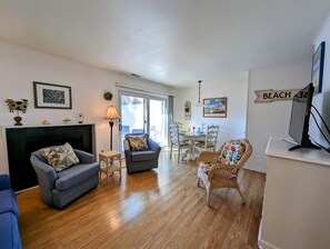 Living area - Charming 2BR Townhome with Pond Views – Villas of Bethany West (Bethany Beach)