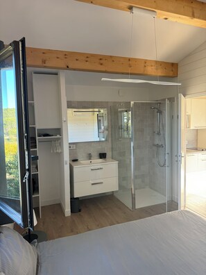 1 bedroom, travel cot, Internet, bed sheets