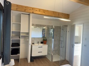 Douche, articles de toilette écologiques, sèche-cheveux