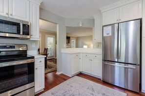 Fridge, microwave, oven, stovetop - 177 Evian: Spacious and bright 3 BR detached villa with loft. Free Bikes. (Hilton Head Island)