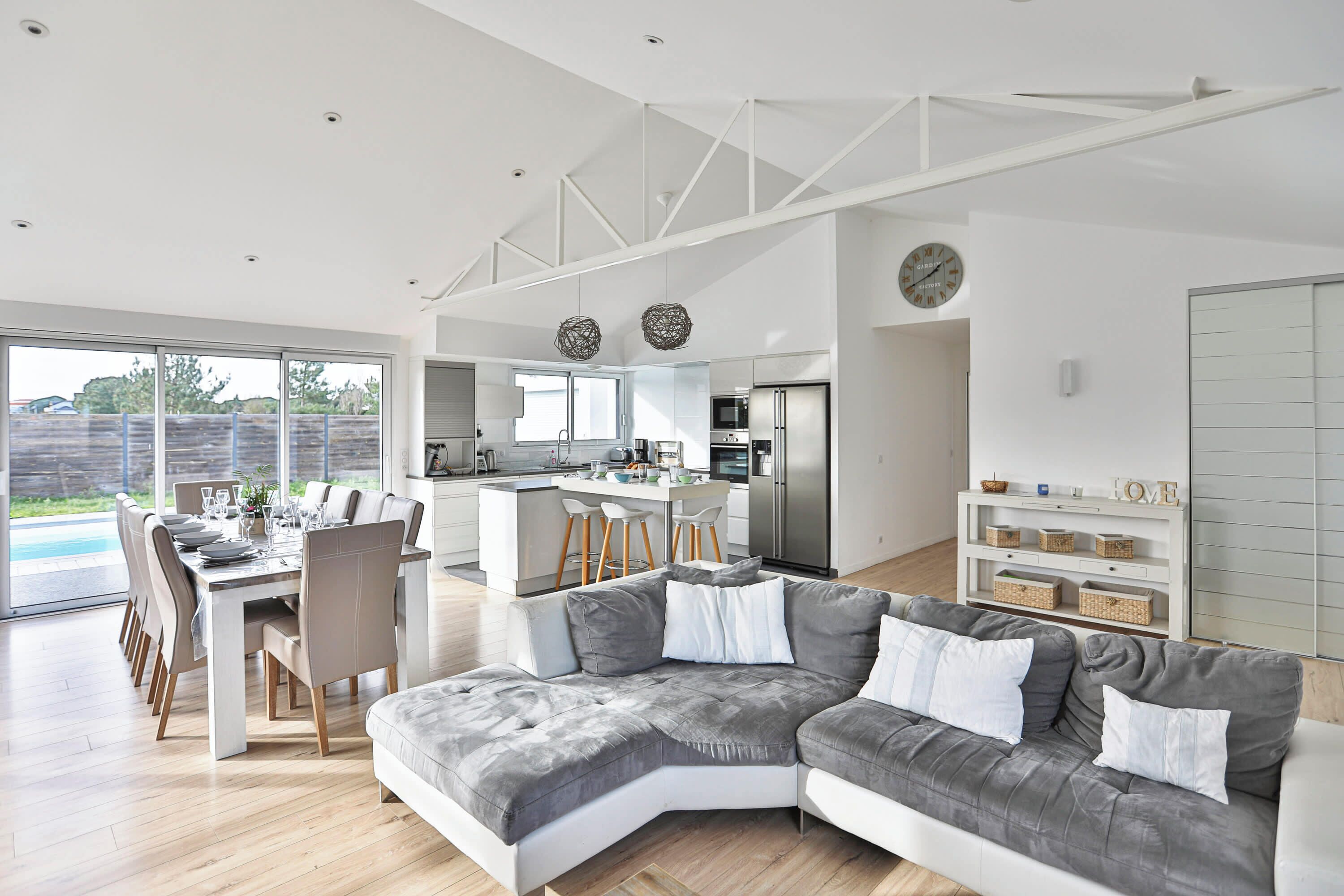 تلفزيون، مدفأة، مكتب