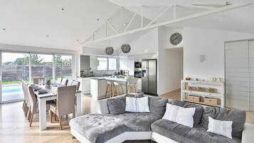 TV, fireplace, offices