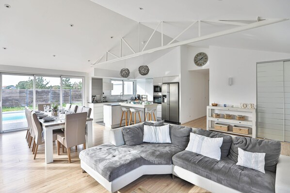 Télévision, cheminée, espaces bureaux