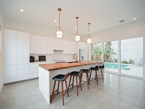 Kjøleskap, mikrobølgeovn, ovn og kokeplater