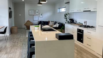 Kühlschrank, Mikrowelle, Geschirrspüler, Toaster