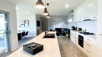 Kühlschrank, Mikrowelle, Geschirrspüler, Toaster